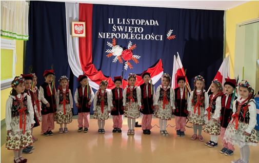  Dzieci w szeregu w przebr...