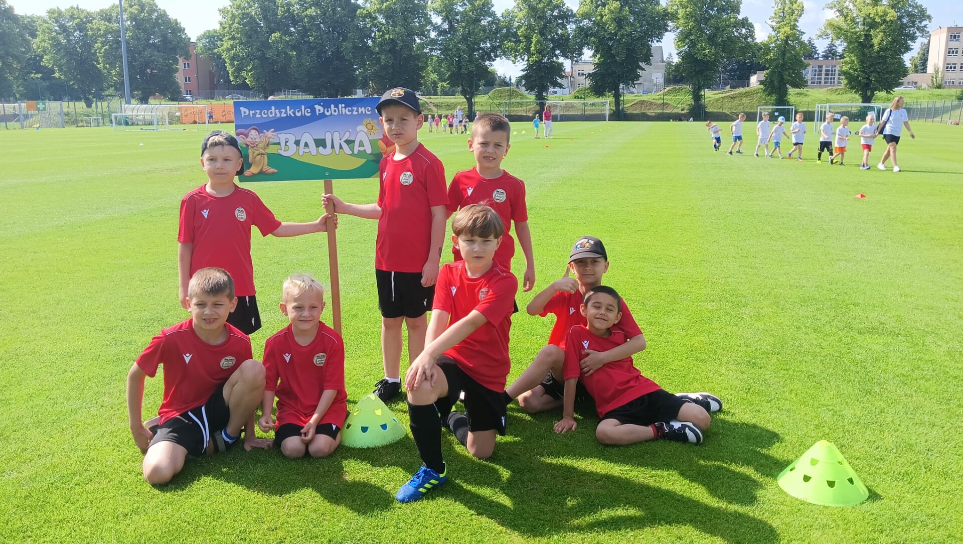  Dzieci w strojach sportow...