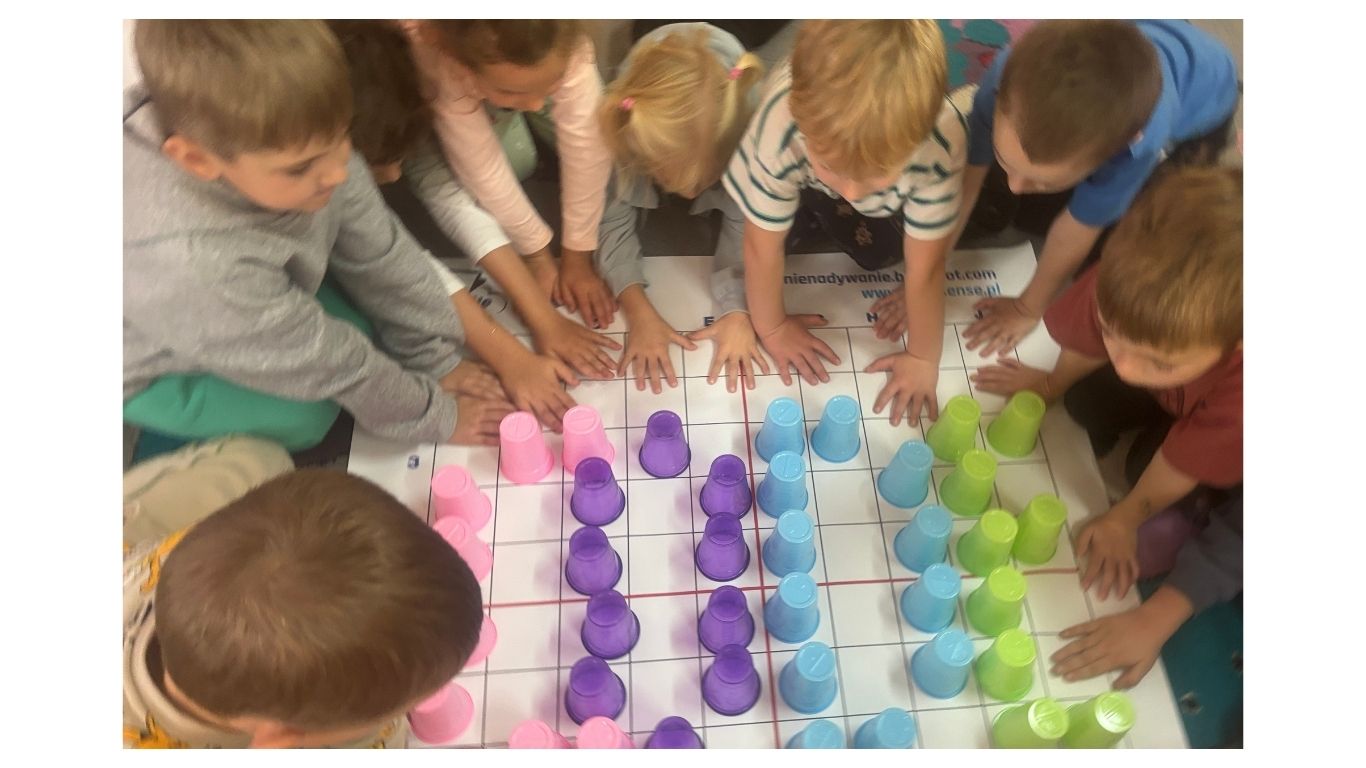  Dzieci na dywanie z zabaw...