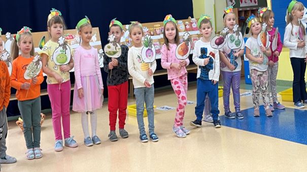  dzieci na sali w przebran...