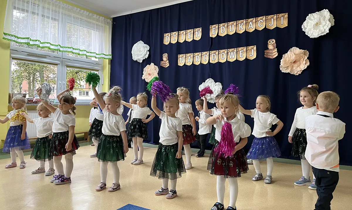  Dzieci w rzędzie na sali