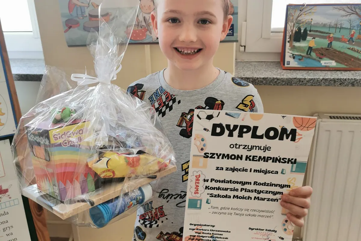  Dziecko trzyma kartkę pap...