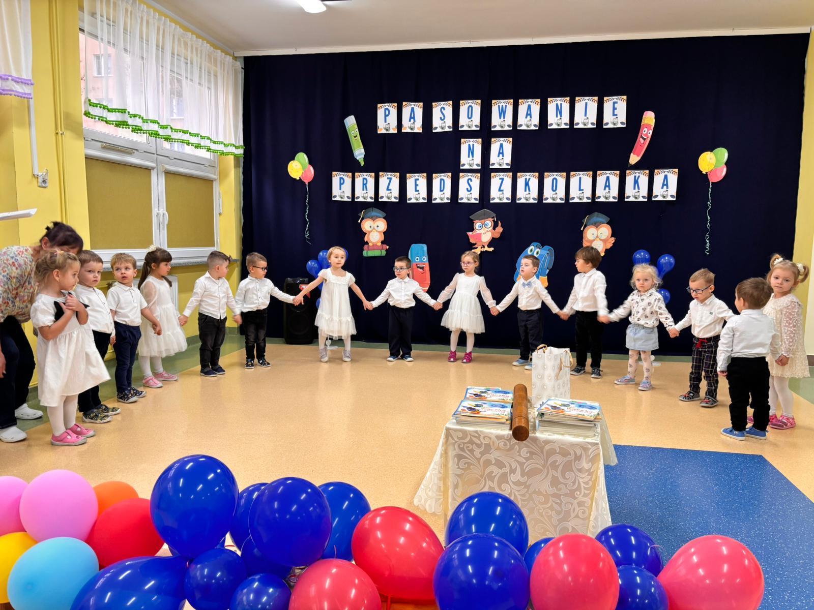  dzieci trzymają się za rę...