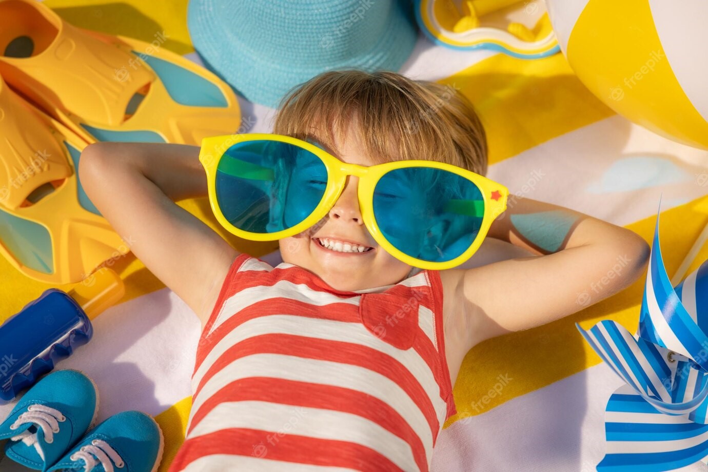  Dziecko w okularach na ko...