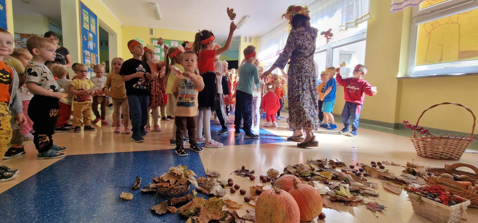  Dzieci na dywanie i wycho...