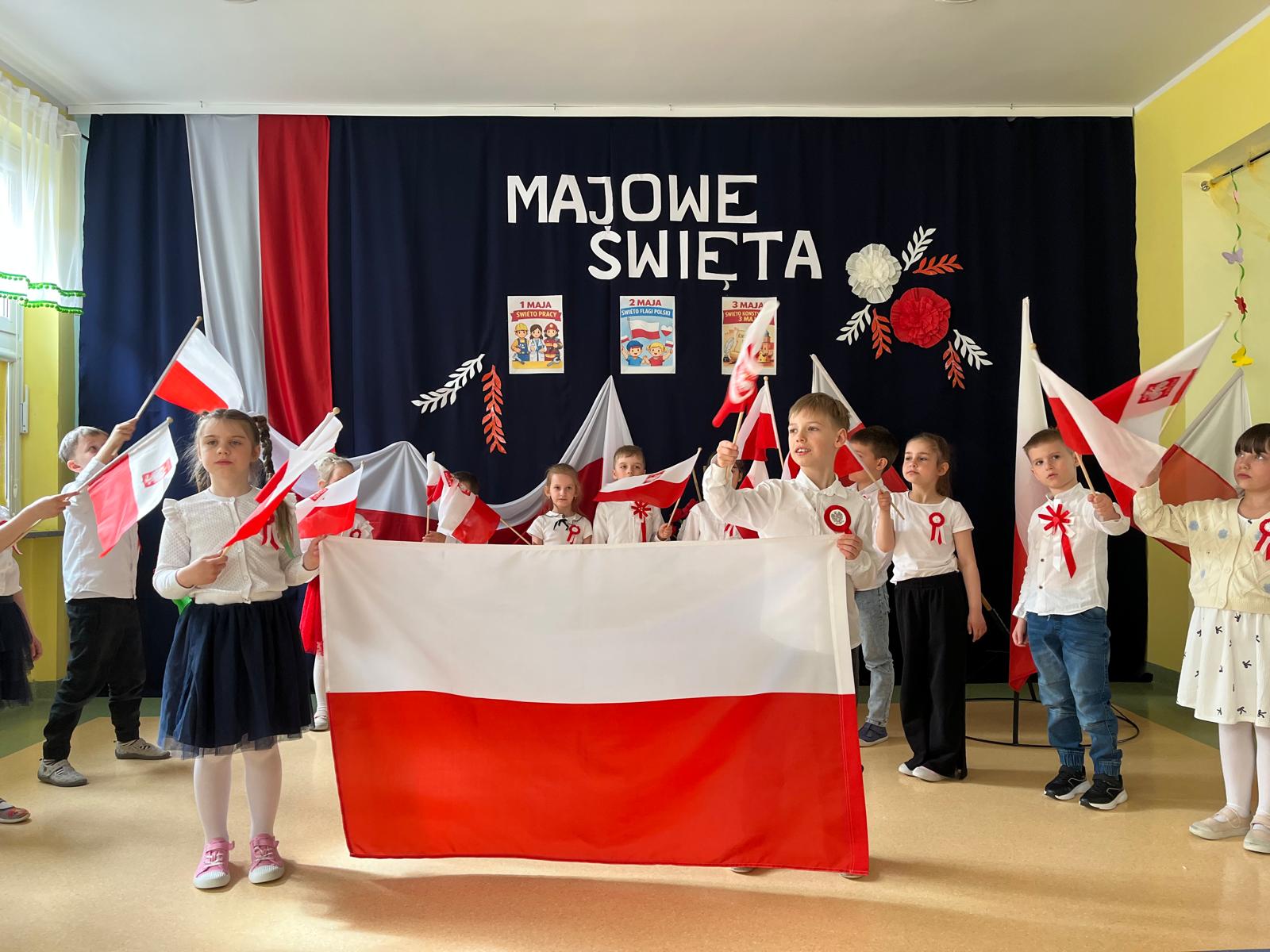  Dzieci w szeregu z flagą