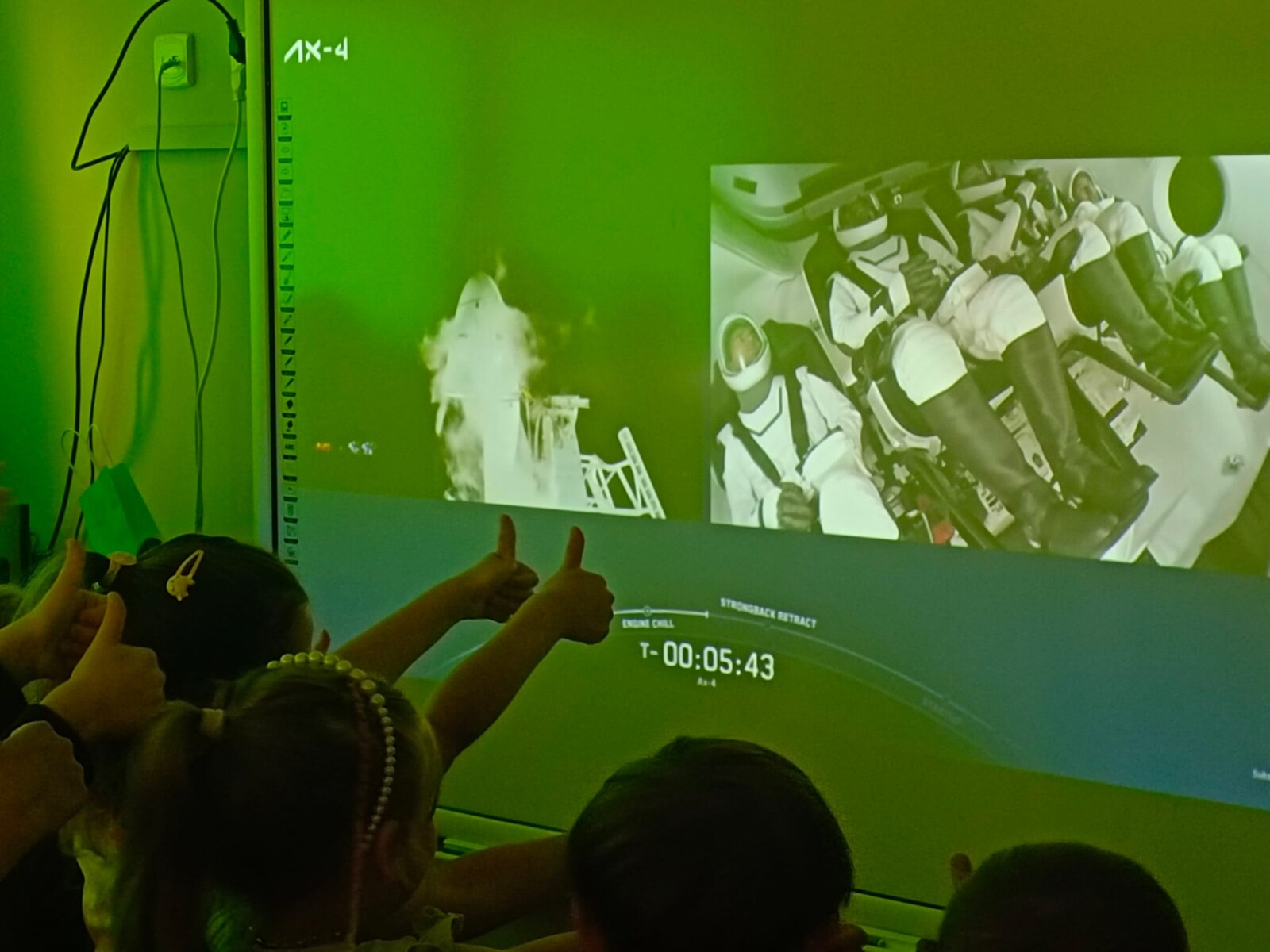  Dzieci oglądają film